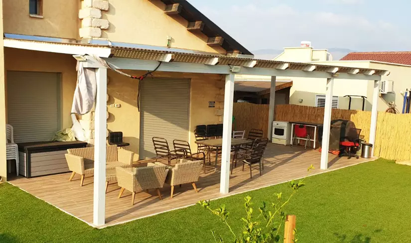 בניית פרגולת עץ במרפסת 3